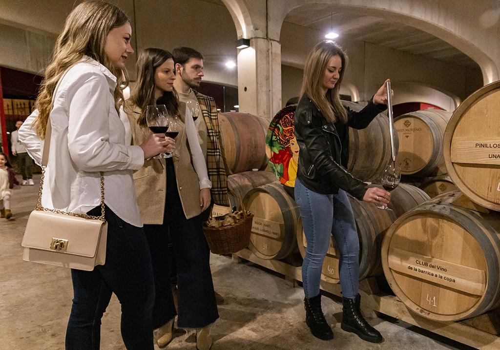 Cata de vino en barrica